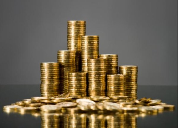 聚赢配资网 黄金市场迎来“狂欢时刻”，银行再度调整积存金、贵金属投资门槛